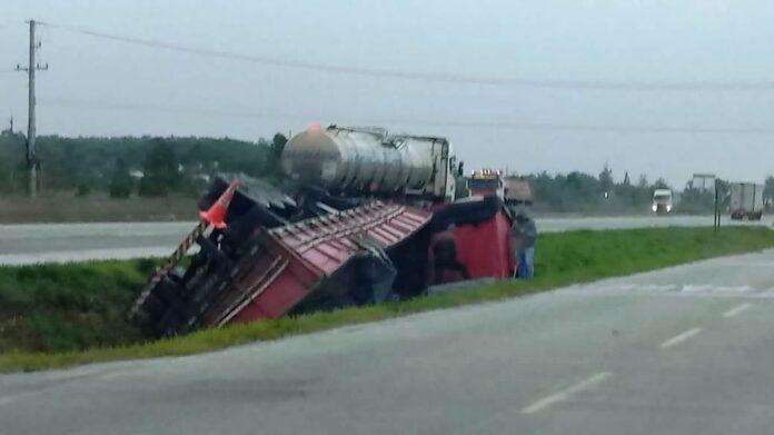 Carreta de Tubarão tomba na BR-101 em Laguna