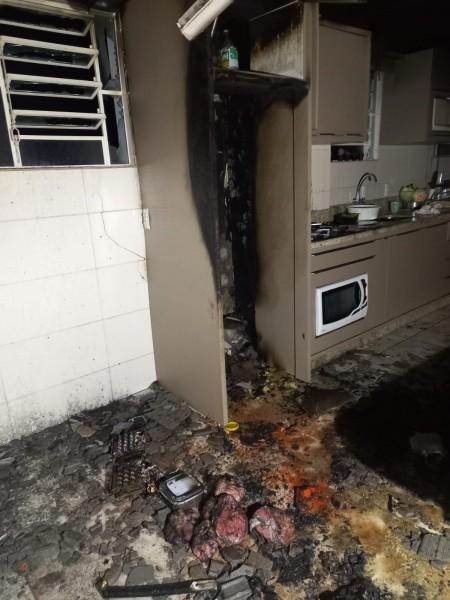 Moradores combatem incêndio em cozinha com mangueiras de jardim em Içara
