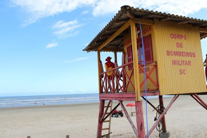 Em caso de crianças perdidas na praia, procure os guarda-vidas