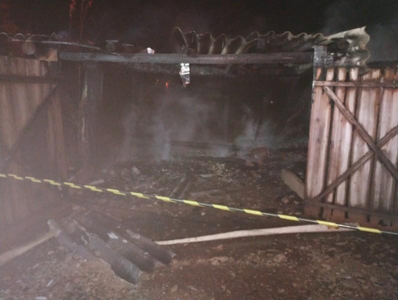 Imóvel pega fogo e bombeiros são acionados para apagar as chamas  
