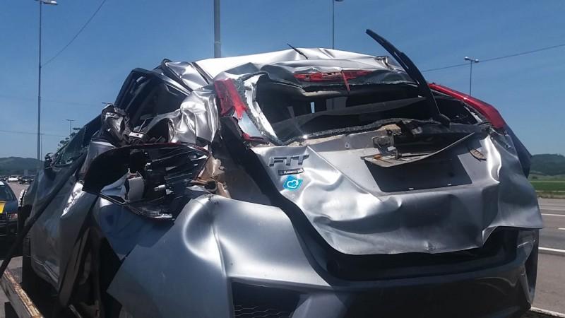 Casal é encaminhado ao hospital após capotar veículo na BR-101