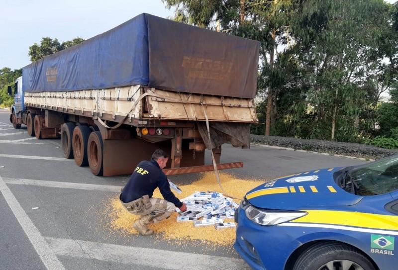 PRF intercepta carga com 400 mil maços de cigarros na BR-280; carga está avaliada em R$ 2 milhões