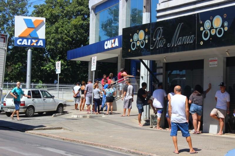 Cerca de 100 pessoas aguardam atendimento na Caixa do Rio Maina