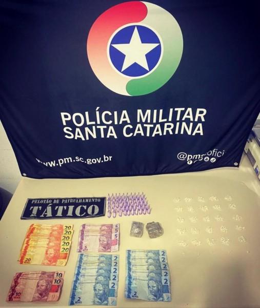 PM desarticula ponto de tráfico de drogas e apreende pedras de crack, buchas de cocaína e maconha