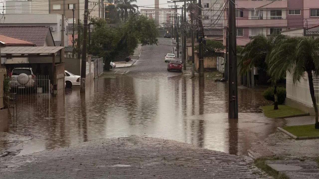 Chuva intensa provoca alagamentos e água invade casas em bairros de Criciúma