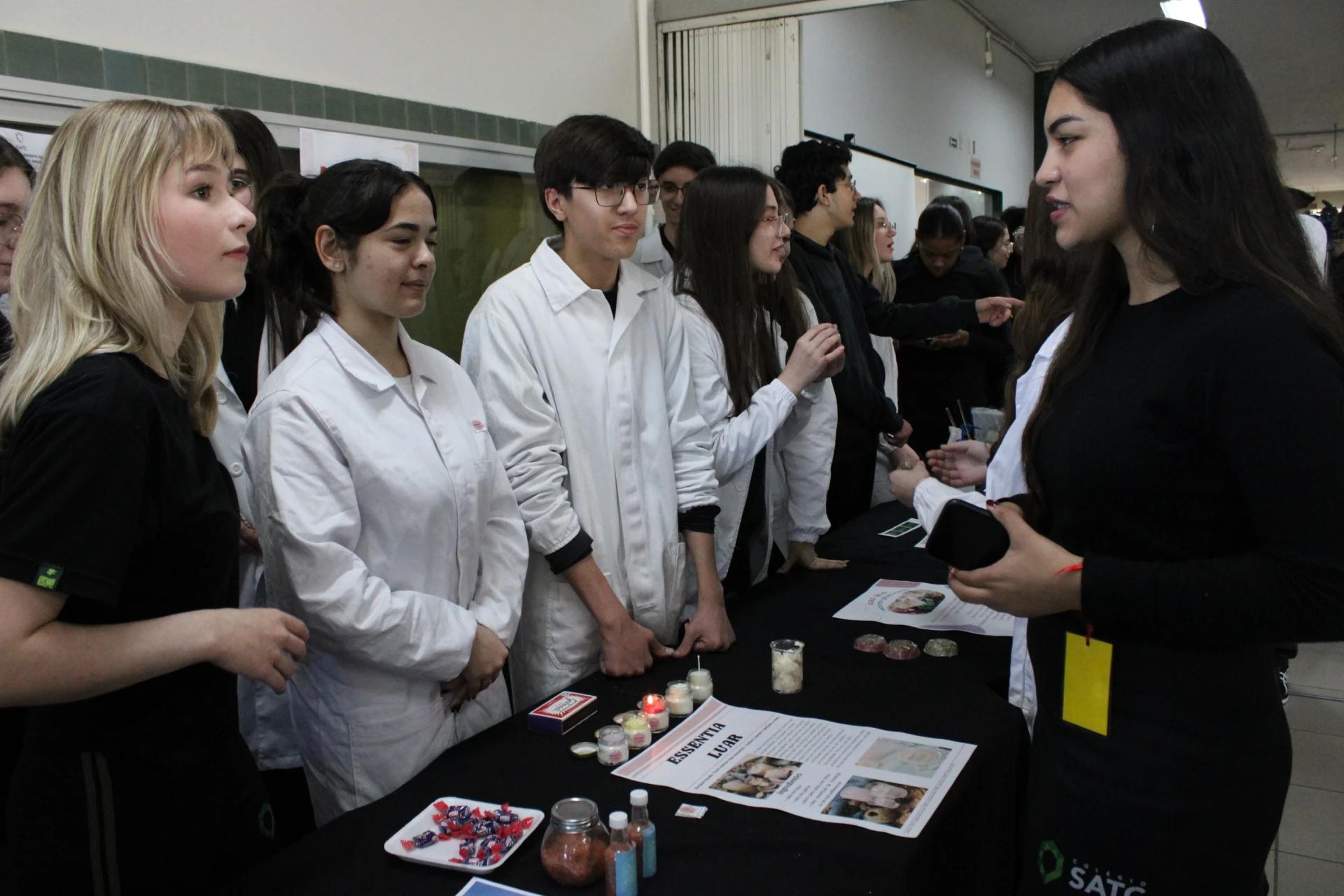 Feira de Disciplinas Eletivas destaca a criatividade dos alunos do Colégio Satc