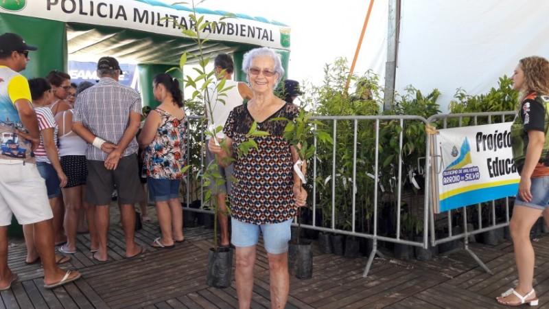 Mudas são distribuídas durante a Arrancada de Caminhões