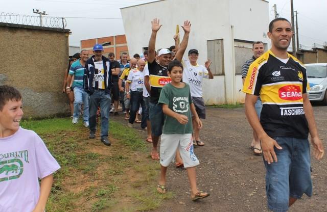 Da apreensão à empolgação: Torcida tricolor marcou presença no CT