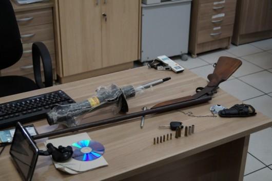 Veículo, armas e munições são apreendidos em casa no bairro São Defende