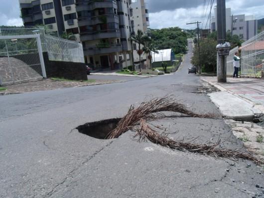 Buraco aberto na rua São José é risco aos motoristas