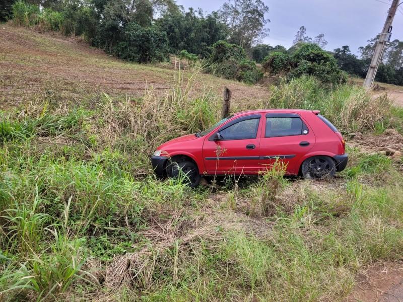 Cinco pessoas são conduzidas ao hospital após saída de pista em Turvo