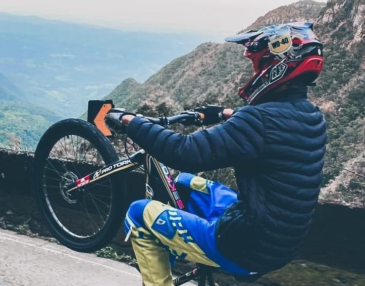 Atleta descerá Serra do Rio do Rastro empinando bicicleta neste domingo