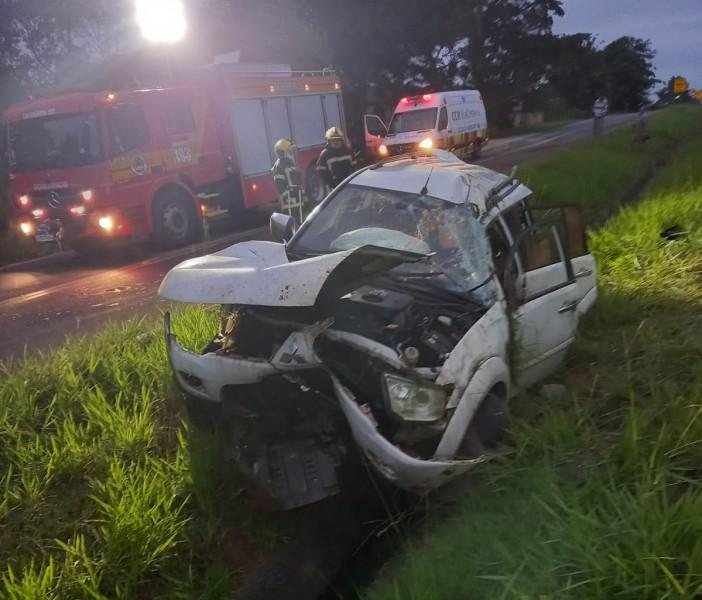 Caminhonete com cinco ocupantes capota na BR-101 em Içara