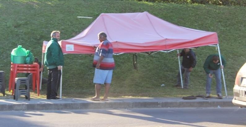 Mineiros desmontam barracas e desocupam frente da Carbonífera Criciúma 