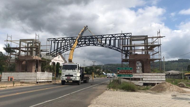 Portal de Siderópolis recebe nova etapa da estrutura na SC-445