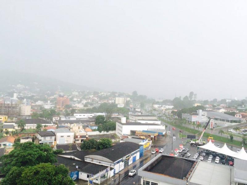 Depois de chuva e nuvens negras, tempo fica nublado