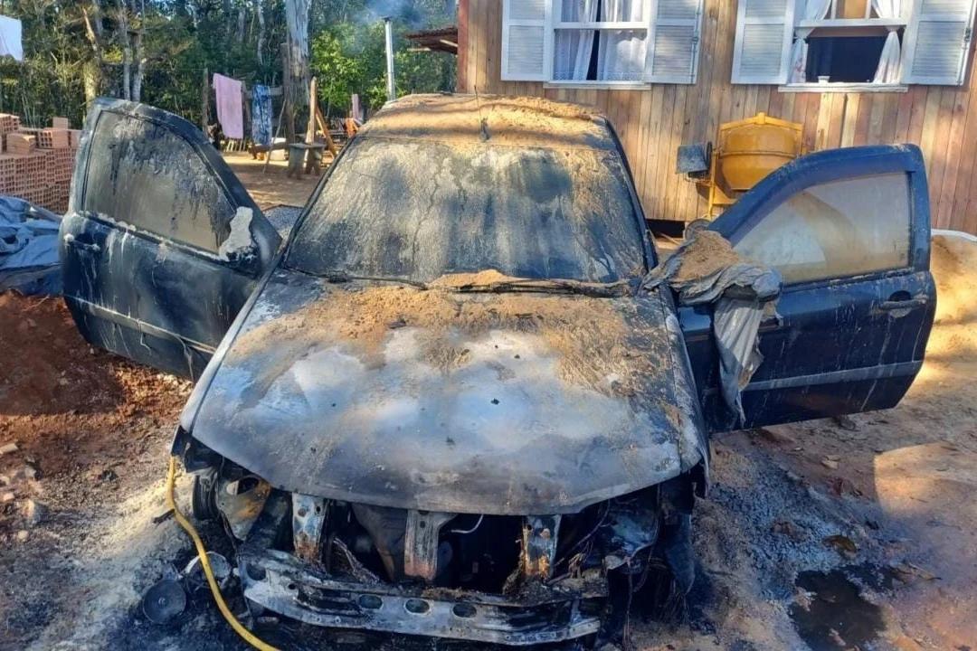 Suspeito de incendiar veículo é preso