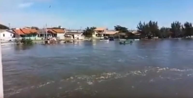 VÍDEO: Ondas atingem casas no Camacho e idosa é resgatada