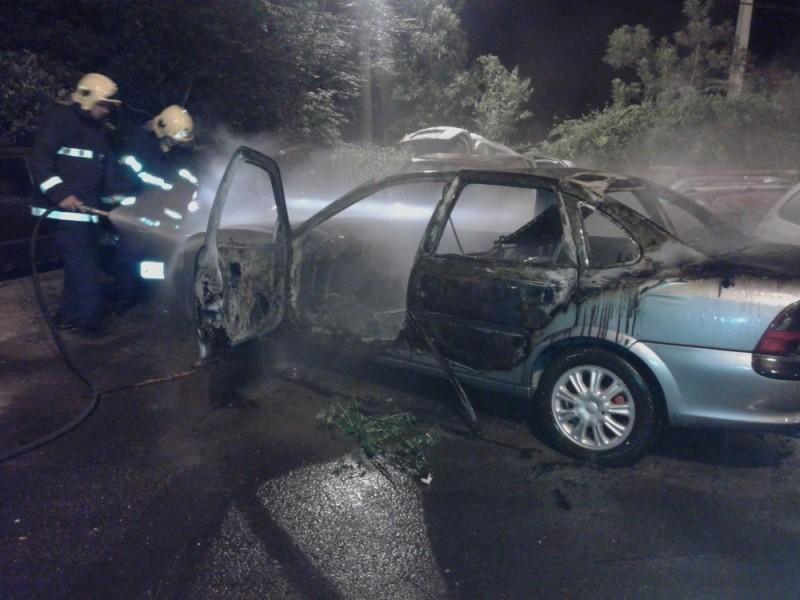 Carro pega fogo no pátio da PMRv 