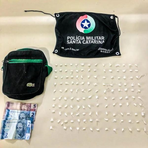 Adolescente de 16 anos tenta esconder pedras de crack dentro da boca e acaba apreendido pela PM  