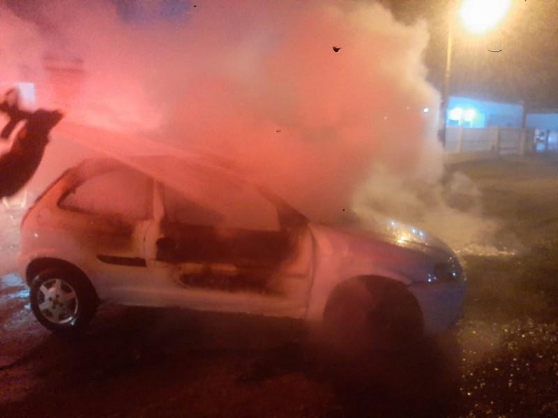 Homem ateia fogo em veículo em Passo de Torres 