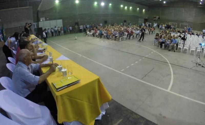 Sob protestos pela redução, salário de presidente é congelado