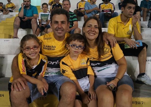 Público pequeno e fiel na vitória sobre a Chapecoense