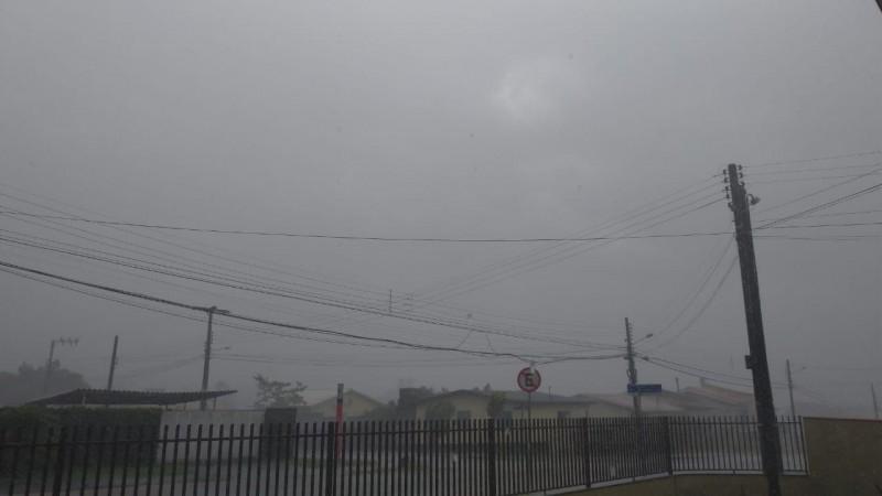 Tarde de domingo com chuva, vento e granizo em Criciúma; mais de 2 mil unidades estão sem energia