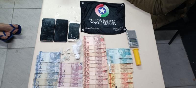 PM apreende crack e cocaína com ajuda do cão farejador em Criciúma 