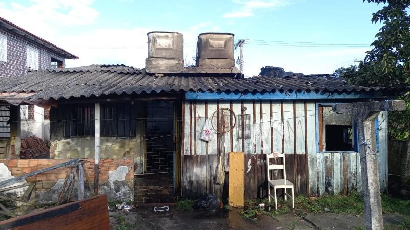 Bombeiros combatem incêndio em casa no Balneário Rincão