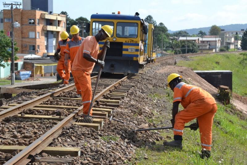 Túnel sob ramal ferroviário no bairro Jardim Angélica é finalizado
