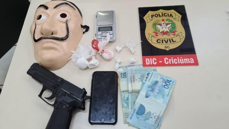 DIC de Criciúma cumpre mandados de busca em residências e prende acusado de ser traficante