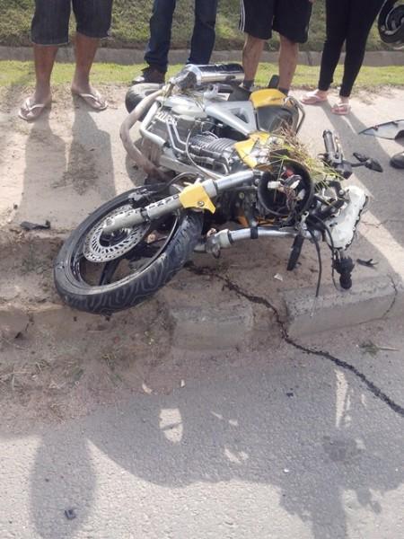 Acidente deixa caroneira de motocicleta em estado grave
