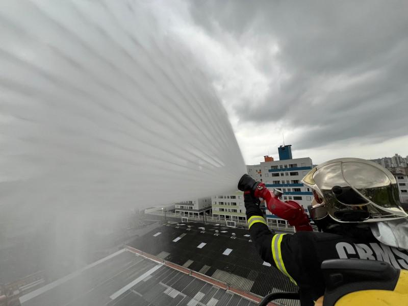Bombeiros realizam treinamento estratégico voltado ao combate a incêndio