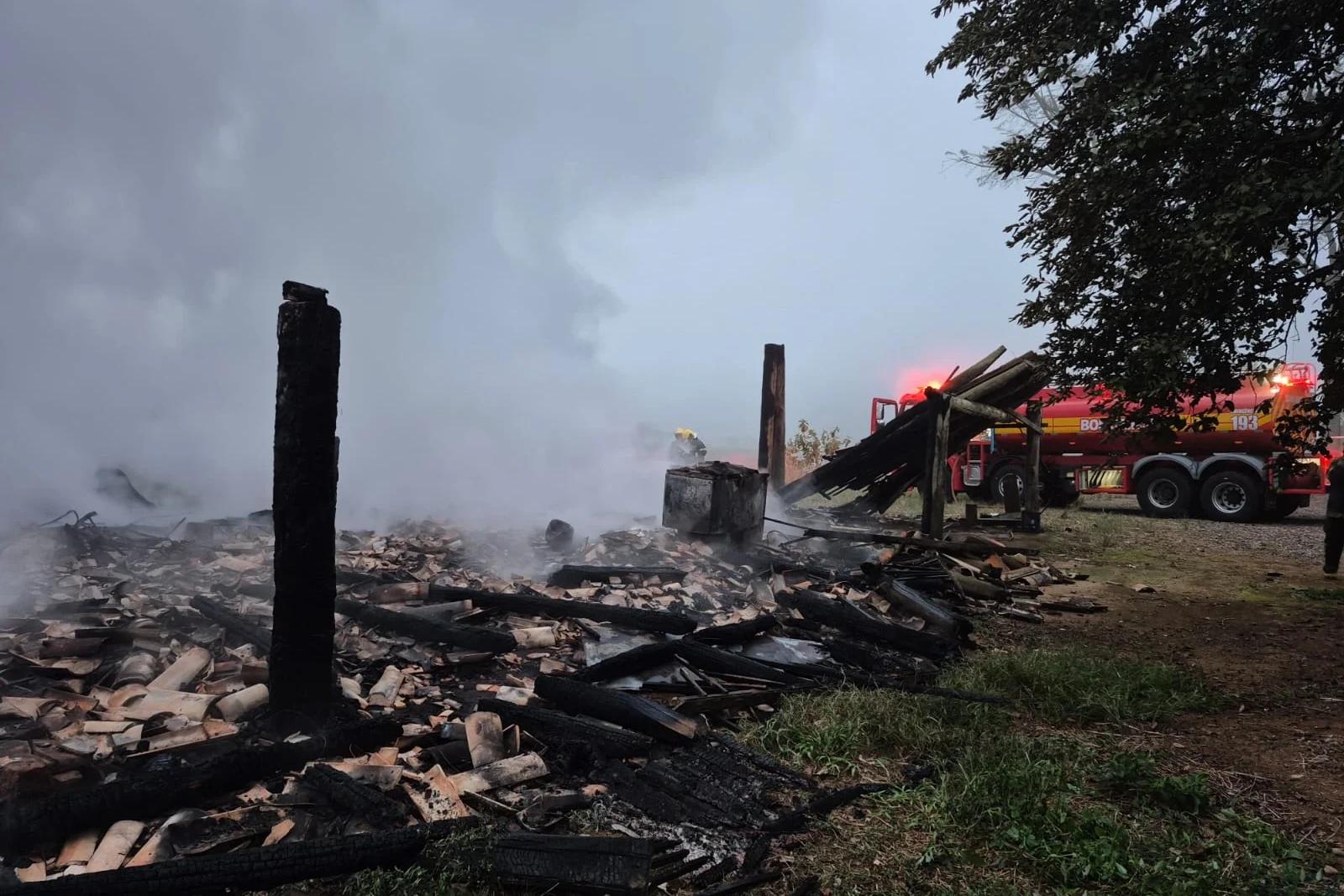 Incêndio destrói depósito agrícola em Nova Veneza