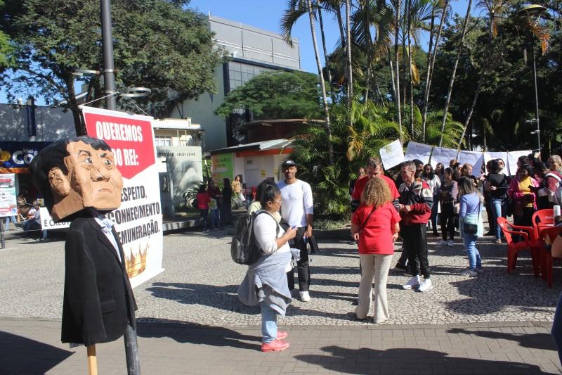Em protesto, servidores públicos se reúnem na Praça Nereu Ramos neste sábado