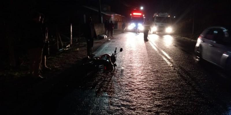Motociclista morre após colidir contra muro de residência