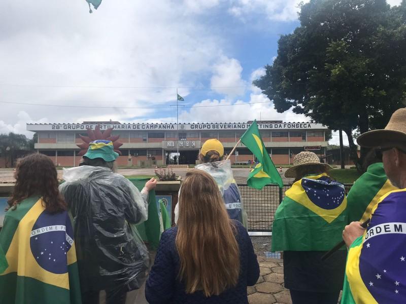 Manifestação em frente ao 28º GAC completa cinco dias 