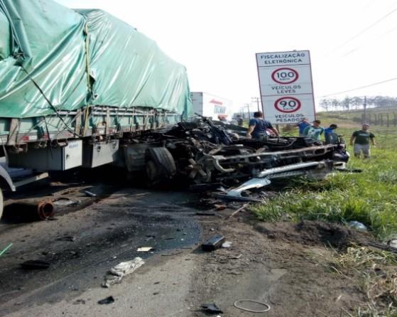 Forte colisão traseira entre carro e carreta deixa condutor com fraturas