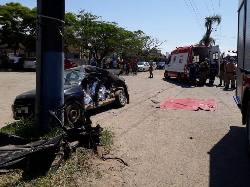 Acidente entre caminhão e carro de Forquilhinha deixa três pessoas mortas em Araranguá 
