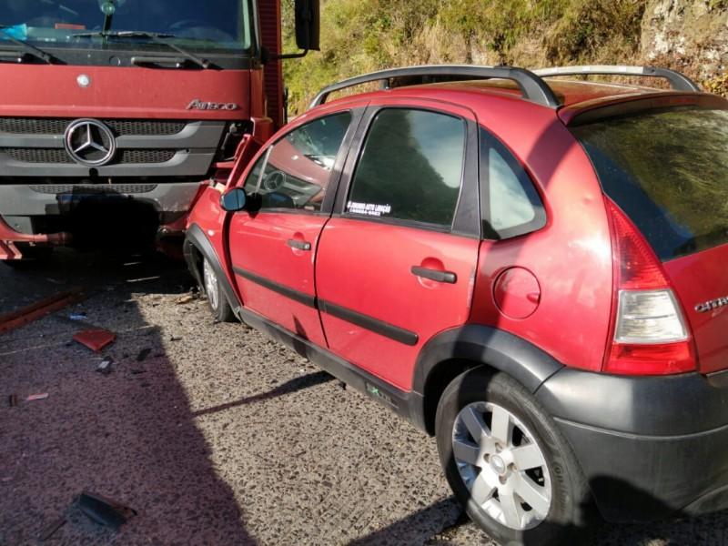 Caminhão e carro colidem na Serra do Rio do Rastro