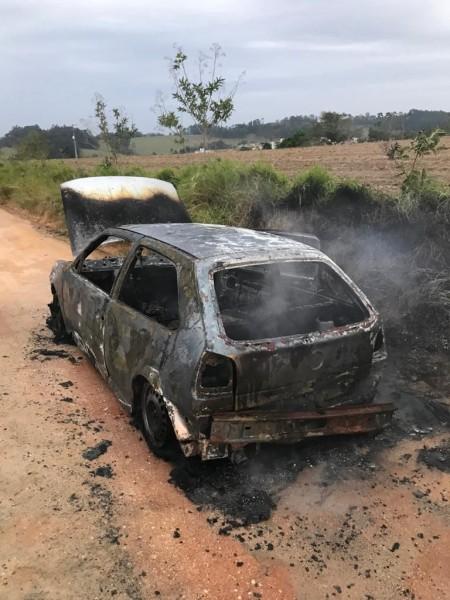 Carro é destruído por incêndio em Morro da Fumaça 