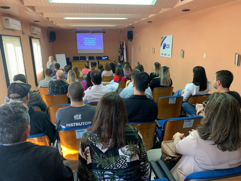 Lojistas se reúnem para debater atendimento de excelência