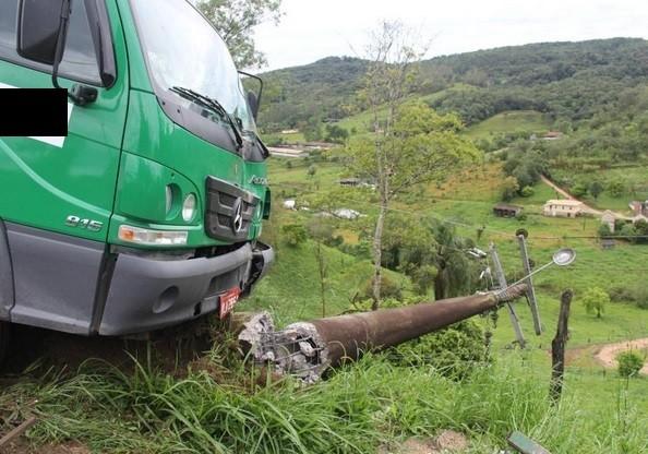 Caminhão de gás sai da pista e colide contra poste na SC-390