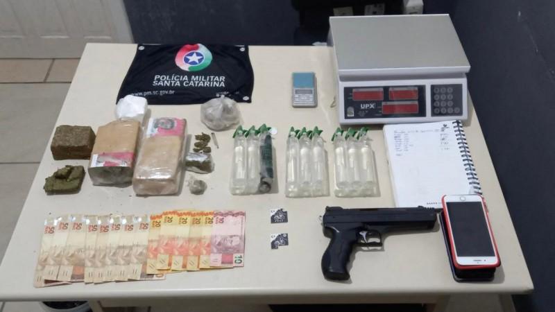 PM apreende drogas e prende quatro pessoas após perseguição e acidente envolvendo viatura 