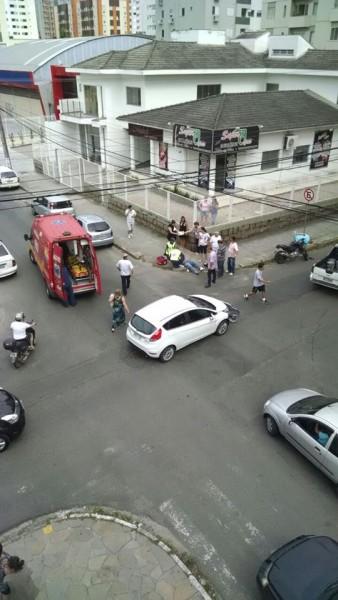 Colisão entre carro e moto deixa motorista ferido