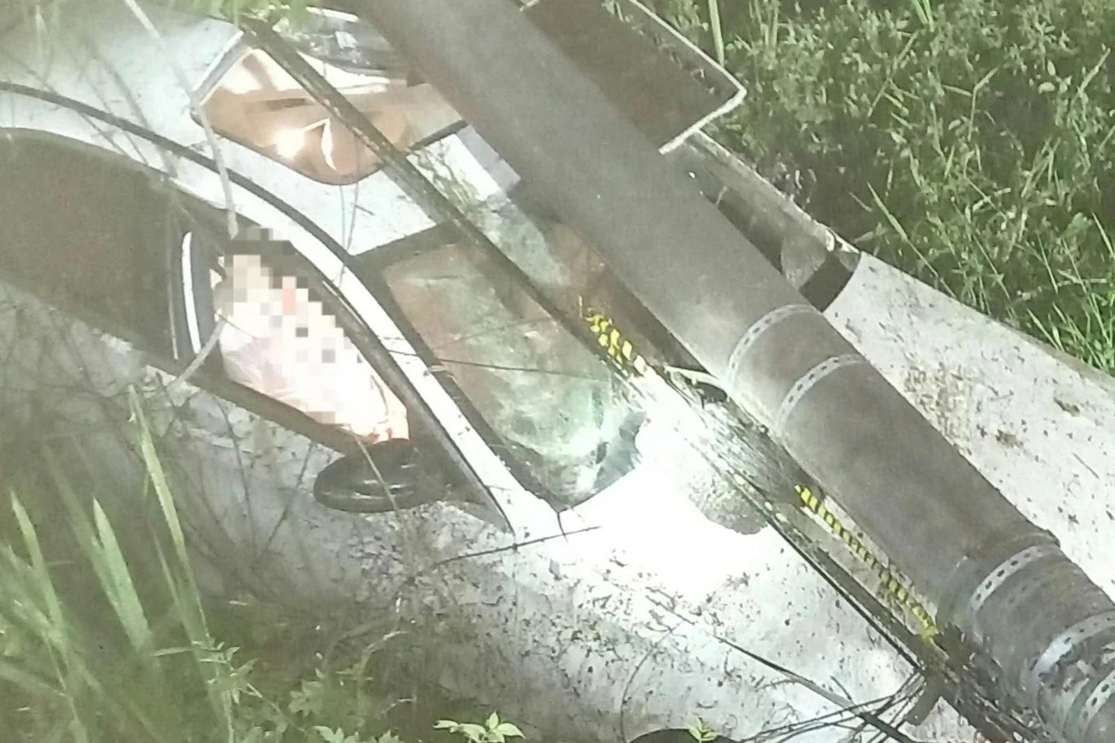 Motorista perde controle da direção e poste cai sobre Mercedes-Benz em Criciúma
