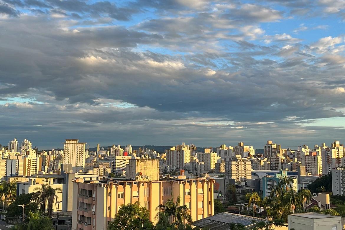 Quinta-feira tem predomínio de nuvens com passagem de sol e chuva na região carbonífera