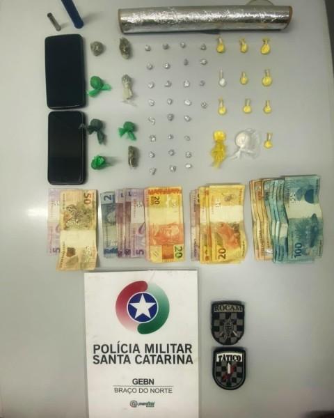 PM realiza operação contra o tráfico de drogas e oito pessoas são detidas em Braço do Norte 