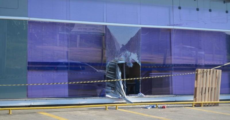 Agência da Caixa Econômica é arrombada; criminoso é capturado dentro de rio